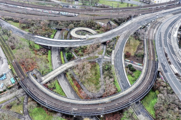 Photo high angle view of highway amidst road in city