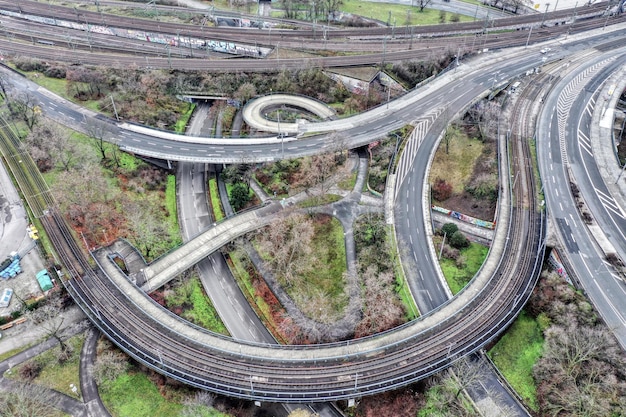 Foto vista ad alta angolazione dell'autostrada in mezzo alla strada in città