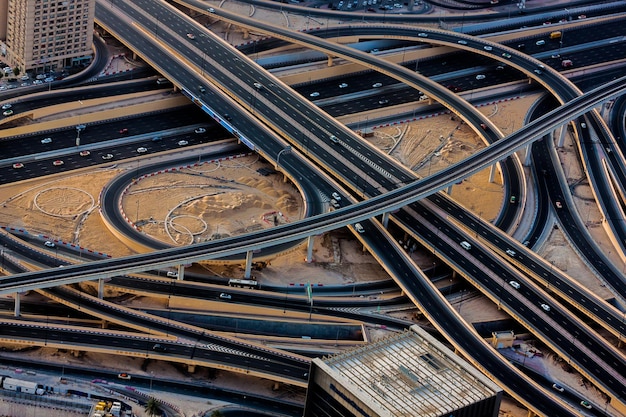 Foto vista ad alto angolo dell'autostrada in città