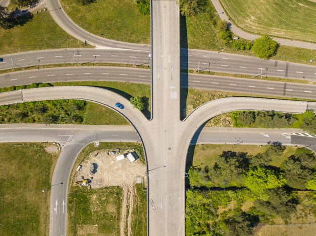 高速道路と樹木の高角度の景色