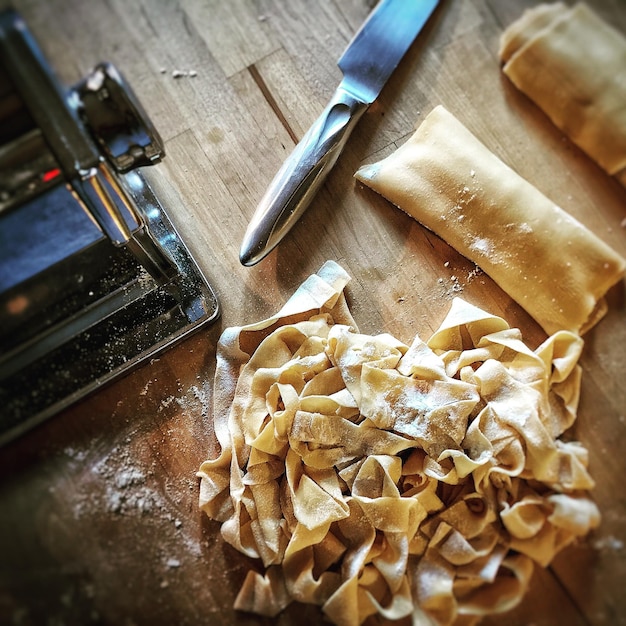 Foto vista ad alta angolazione della pasta casalinga sul tavolo