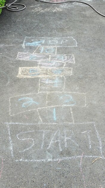 Photo high angle view of hopscotch on street