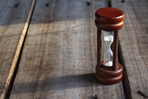 Photo high angle view of hourglass on table