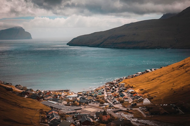 Foto vista ad alto angolo delle case dal mare in città