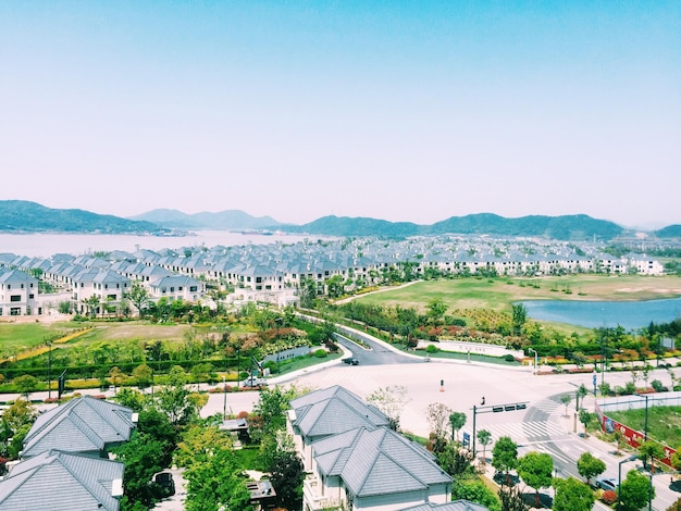 明るい空に照らされた街の家屋の高角度の景色