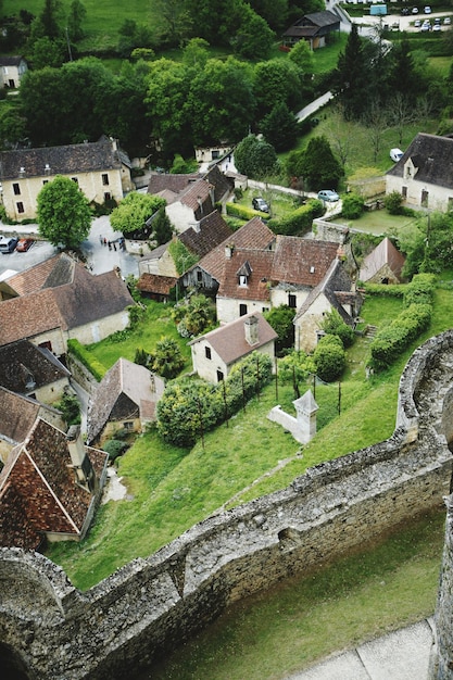 Photo high angle view of houses on field in village