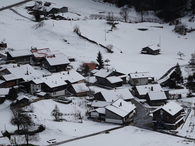 Photo high angle view of houses on snow covered field