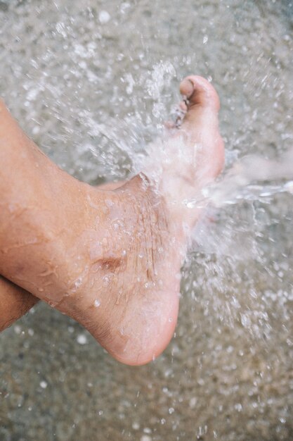 Photo high angle view of human feet in water