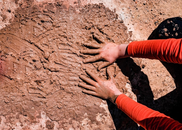 Foto vista ad alta angolazione della mano umana nel fango