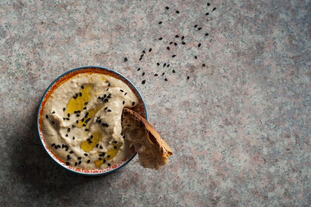 Photo high angle view of hummus and bread in plate on marble counter