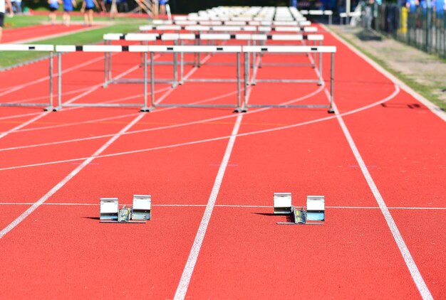 Photo high angle view of hurdles on running track