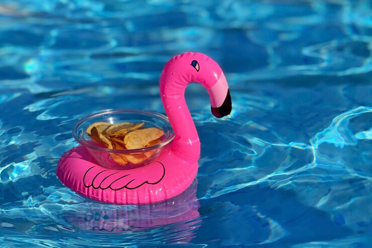 Photo high angle view of ice cream floating in swimming pool