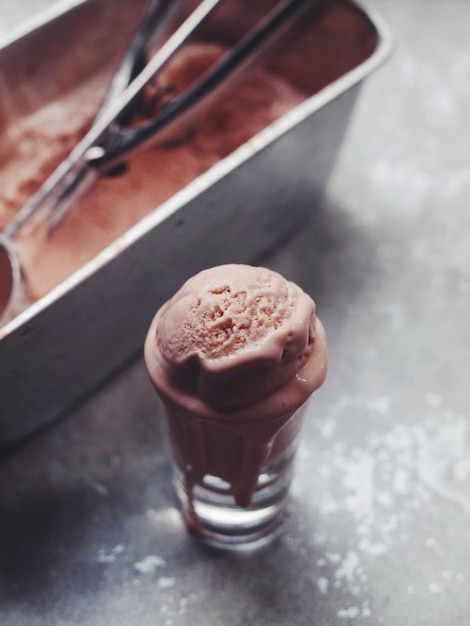 Foto vista ad alta angolazione del gelato che si scioglie nel vetro