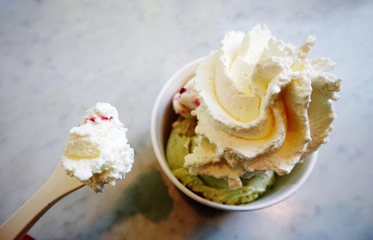 Photo テーブルの上のアイスクリームの高角度のビュー