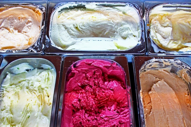 트레이 에 있는 아이스크림 의 높은 각도 시각