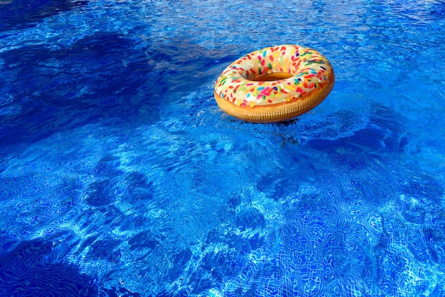 Foto vista ad alta angolazione del ghiaccio che galleggia sulla piscina