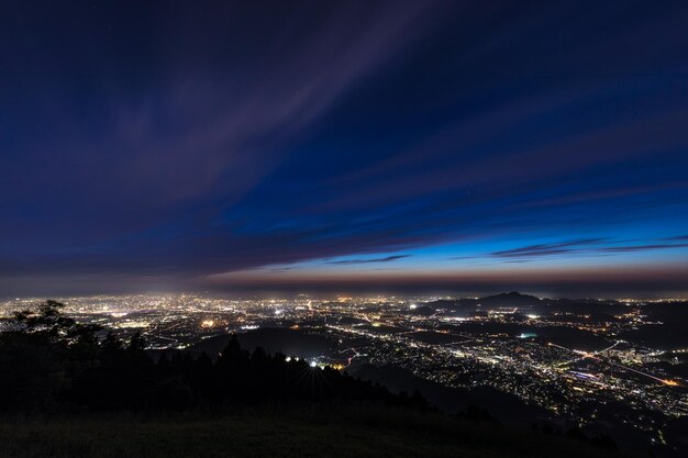 夜の空に照らされた建物の高角度の景色