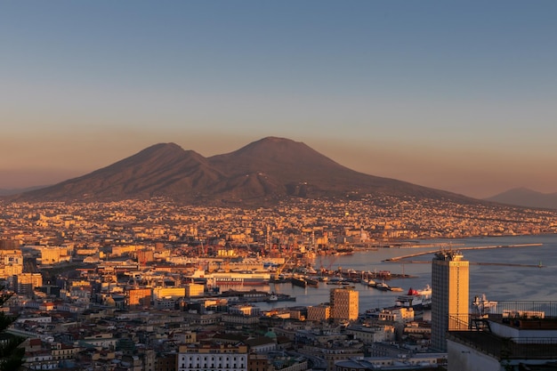 Foto vista ad alto angolo di edifici illuminati contro il cielo al tramonto