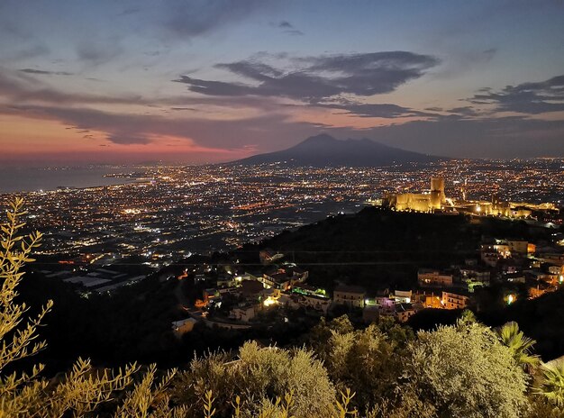 Foto vista ad alto angolo degli edifici illuminati in città di notte