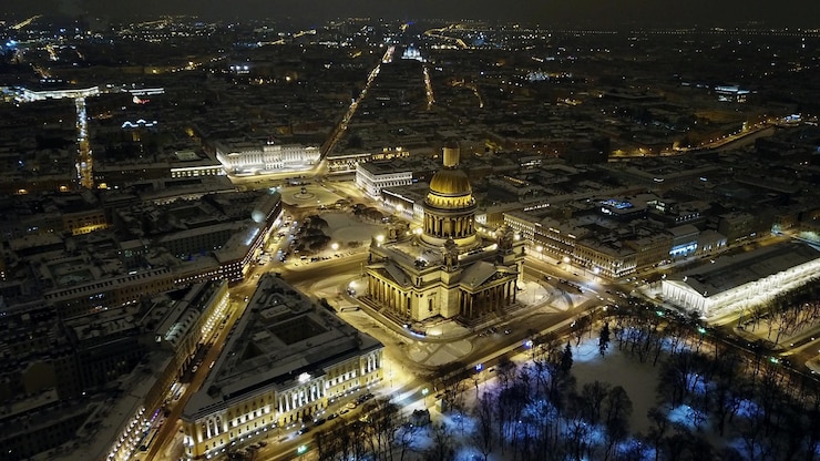 Photo 夜の照らされた建物の高角度の視点