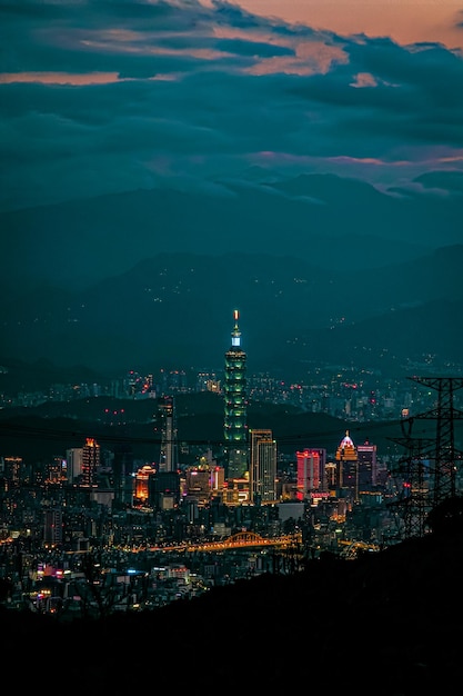 夜に照らされた建物の高角度の視界