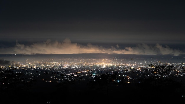 Foto vista ad alta angolazione della città illuminata contro il cielo notturno