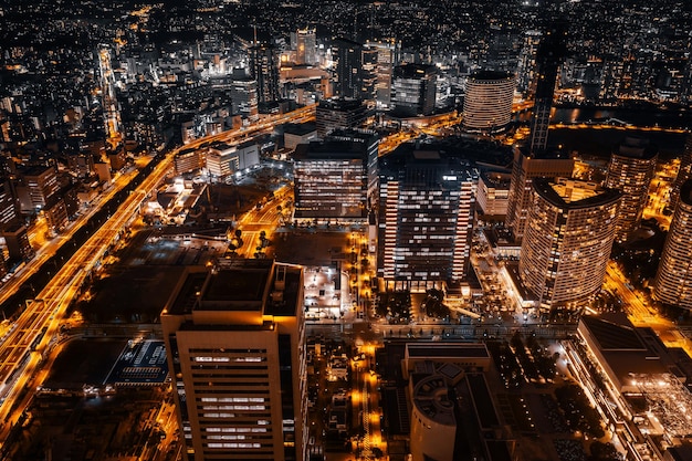 夜に照らされた街の高角度の景色