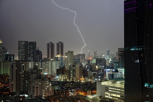 夜に照らされた街の高角度の景色