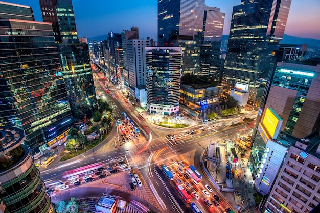 Foto vista ad alto angolo della strada illuminata della città e degli edifici di notte