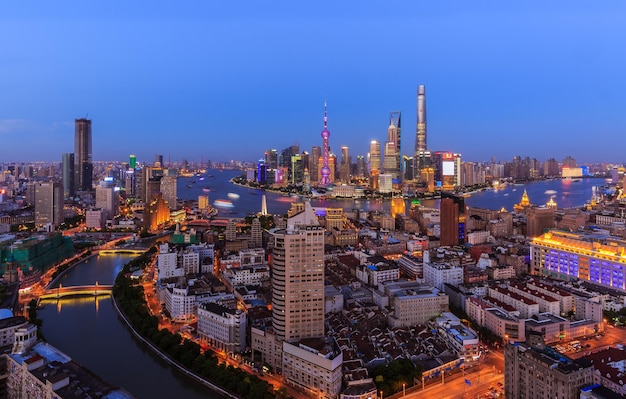 明るい空に照らされた都市風景の高角度の景色