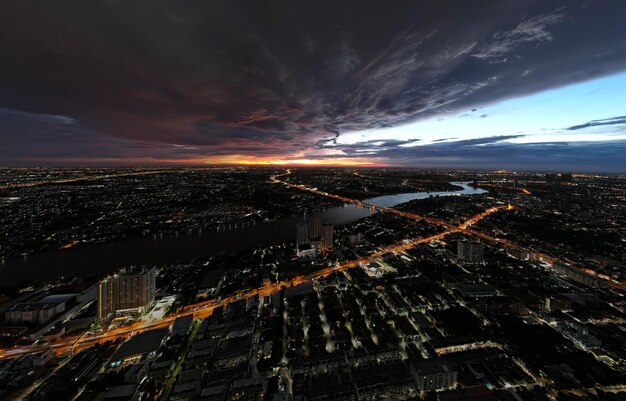 Photo high angle view of illuminated cityscape against sky at night