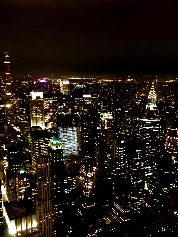 Photo high angle view of illuminated cityscape against sky at night