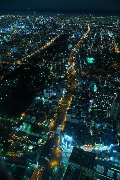 夜の照らされた都市風景の高角度の景色