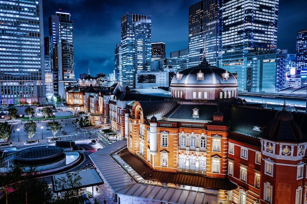 夜の照らされた都市風景の高角度の景色