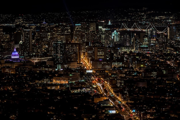 Foto vista ad alto angolo del paesaggio cittadino illuminato di notte