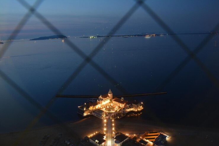 Photo 夜に照らされたライトの高角度のビュー