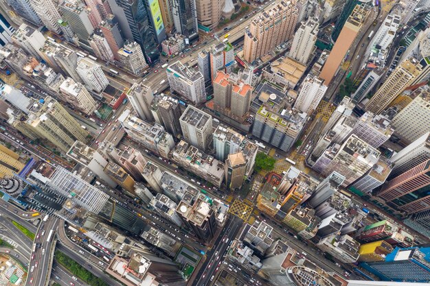 街の建物の中の照らされた通りの高角度の景色