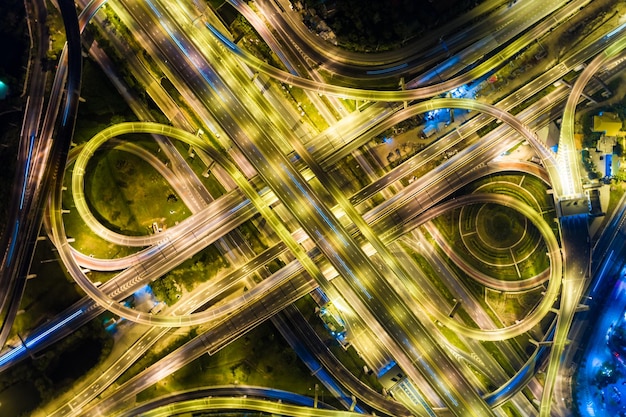 Foto vista ad alto angolo di una strada illuminata in città