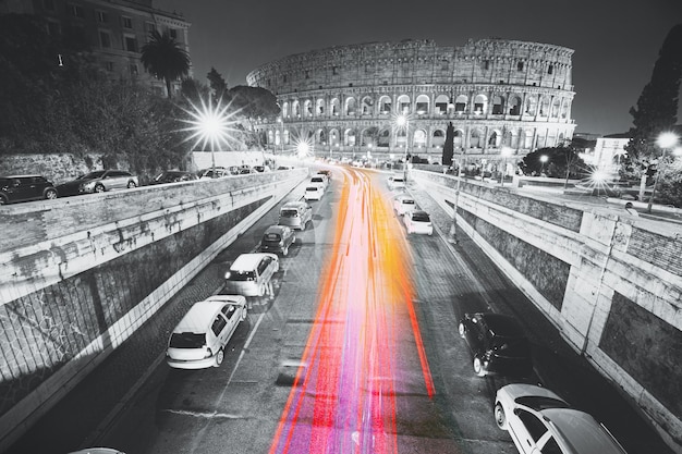 Foto vista ad alto angolo di una strada illuminata di notte