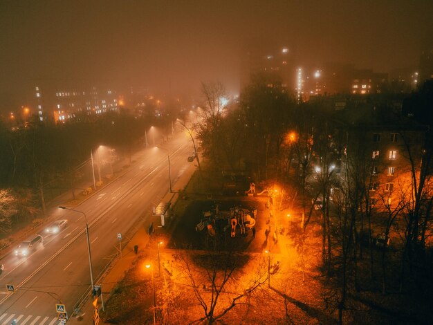 Foto vista ad alto angolo di una strada illuminata di notte