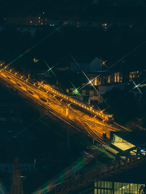 Photo high angle view of illuminated train at night