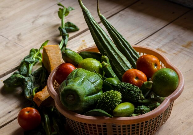 Photo high angle view of indian vegetables in basket on table