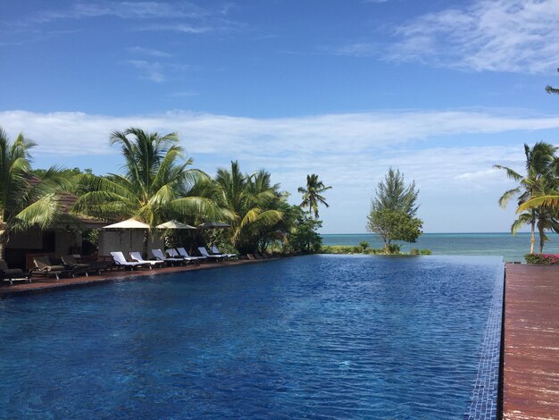 海を背景にインフィニティプールの高角度の景色
