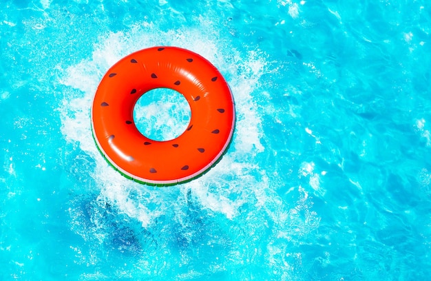 Photo high angle view of inflatable ring in swimming pool