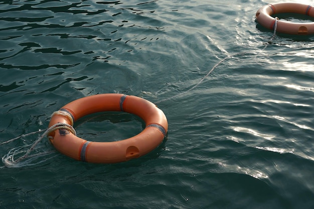 Высокоугольный вид надувных колец на море