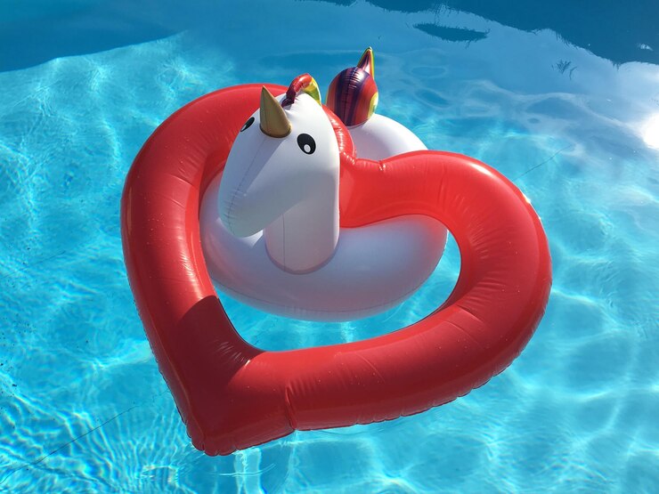 Photo high angle view of inflatable tube on swimming pool