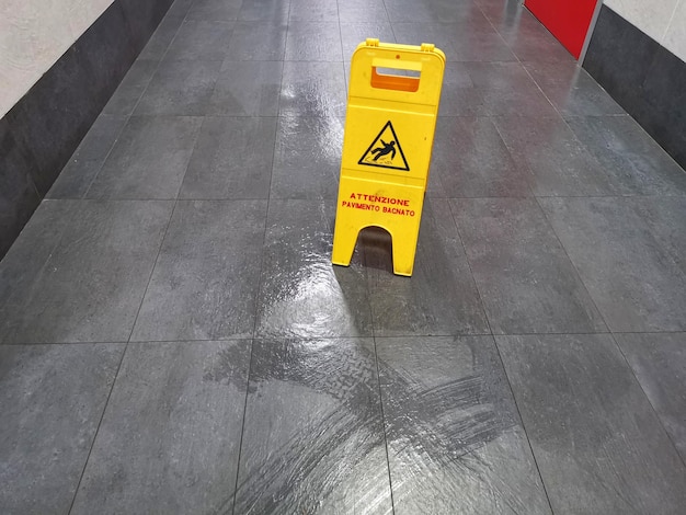 Photo high angle view of information sign on wet floor