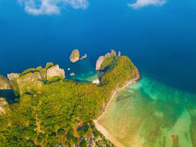 Foto vista ad alto angolo dell'isola in mezzo al mare contro il cielo