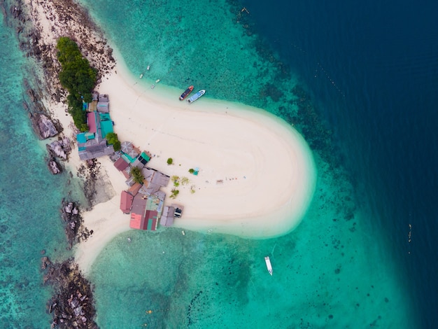 Isola e mare di vista di alto angolo