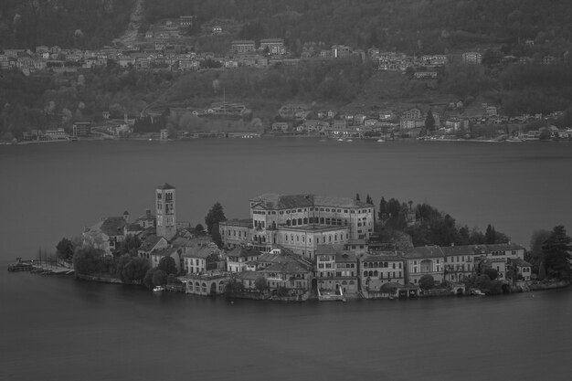 Foto vista ad alta angolazione di isola san giulio nel lago orta